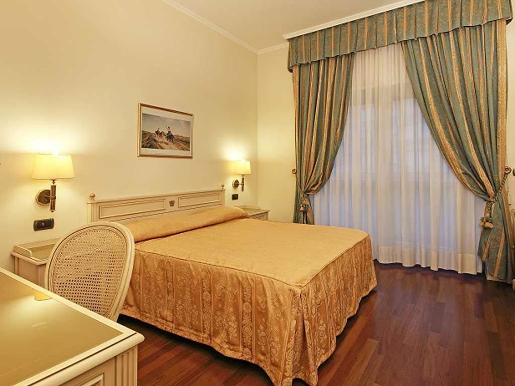 Savoy Palace Gardone