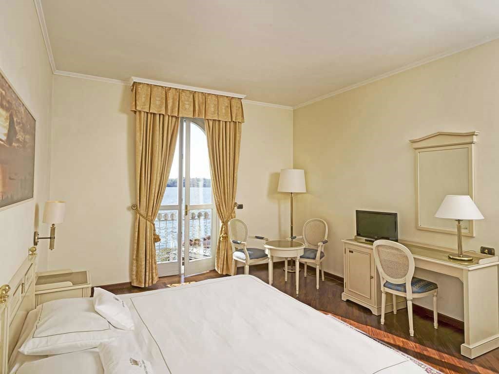 Savoy Palace Gardone