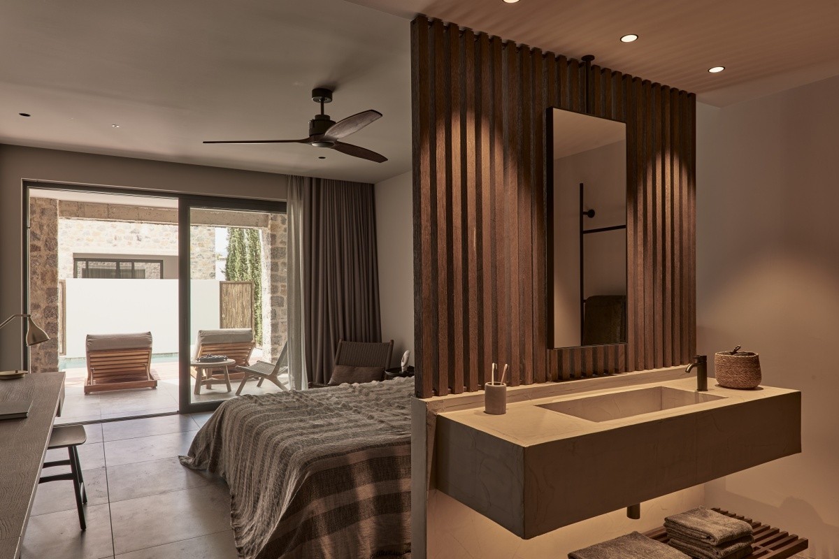 Theros All Suite