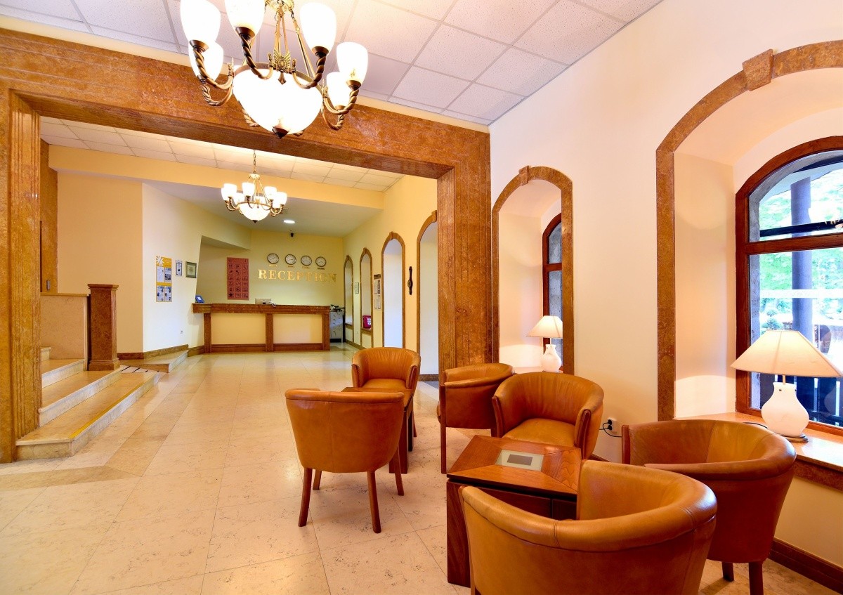 Estreya Palace & Residence