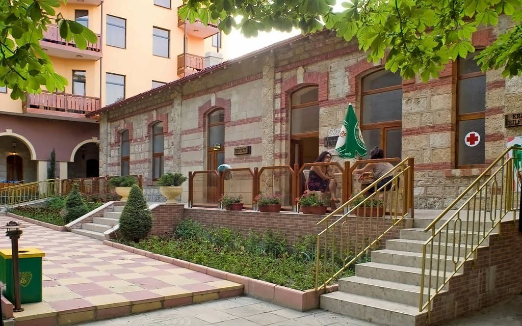 Estreya Palace & Residence