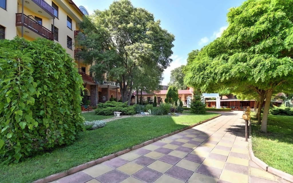 Estreya Palace & Residence