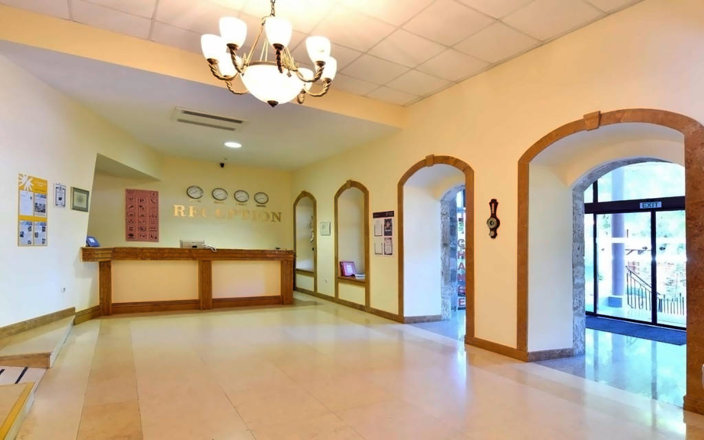 Estreya Palace & Residence