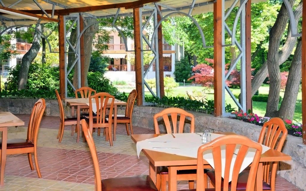 Estreya Palace & Residence