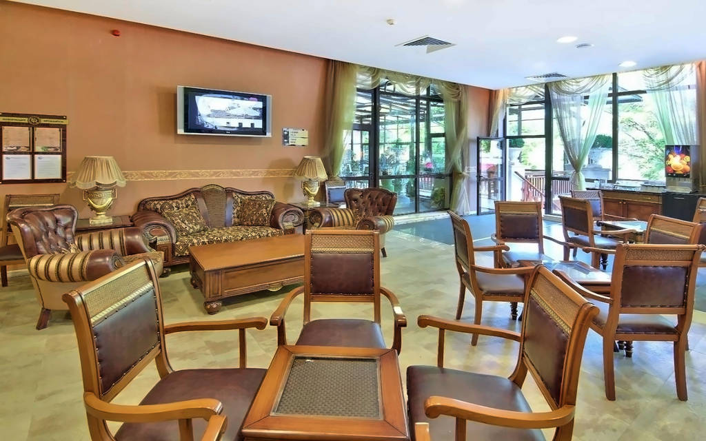 Estreya Palace & Residence