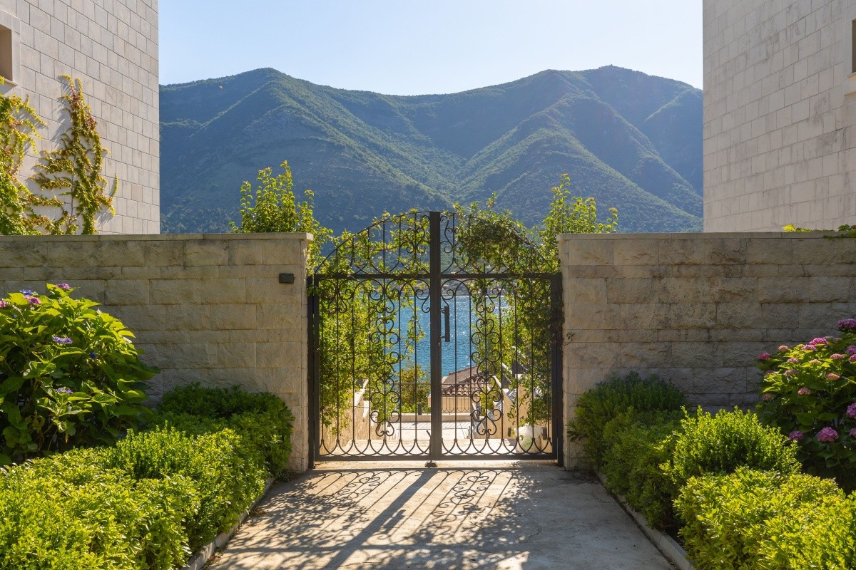 Huma Kotor Bay
