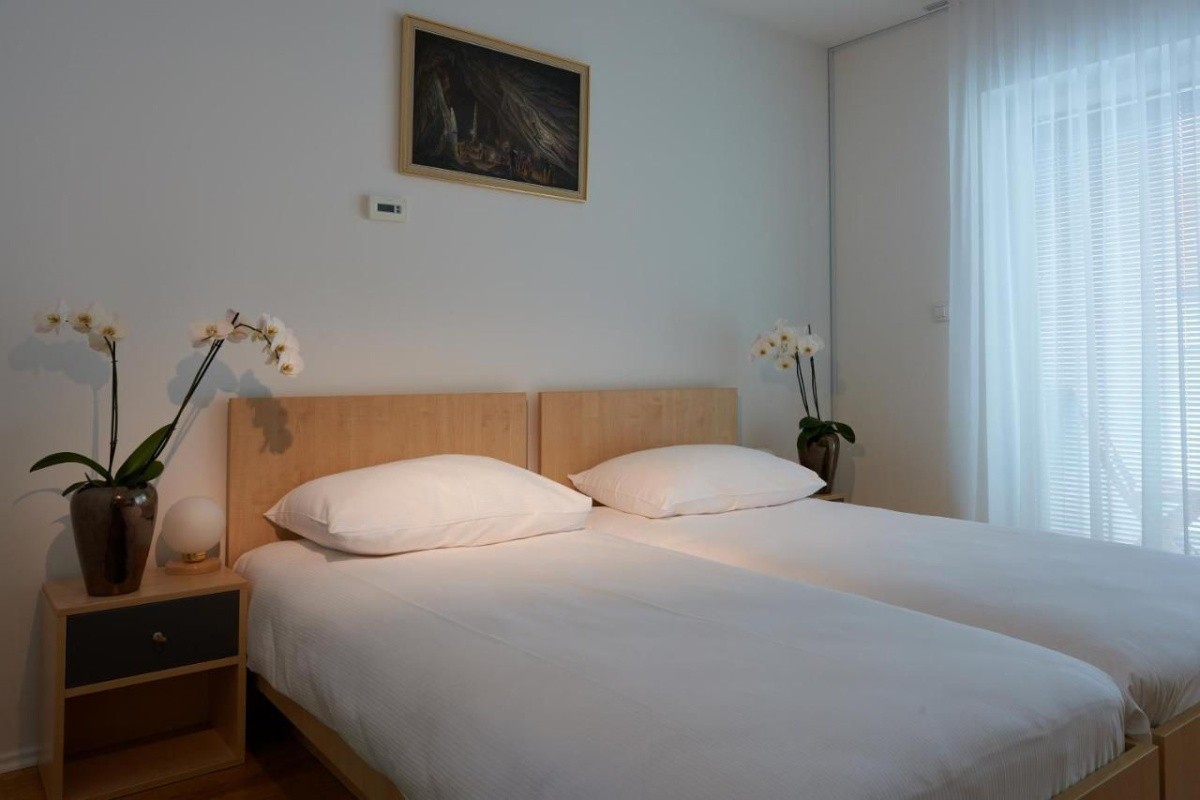 Postojna Cave Rooms And Apartments Proteus