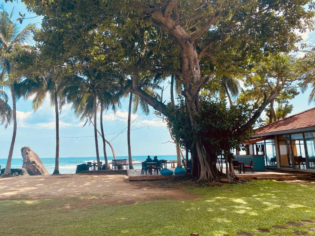 Sri Gemunu Beach Resort