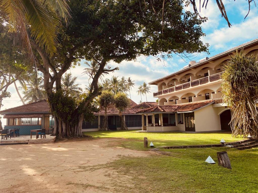 Sri Gemunu Beach Resort