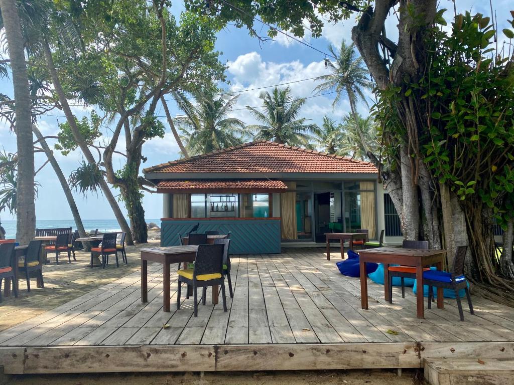 Sri Gemunu Beach Resort