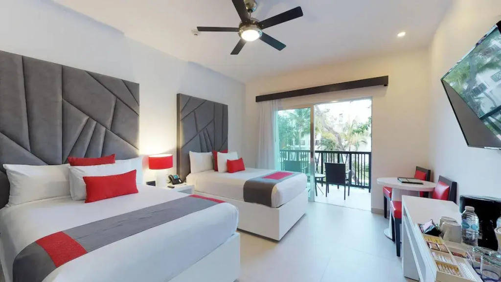 Residences At The Fives Oceanfront (Puerto Morelos)