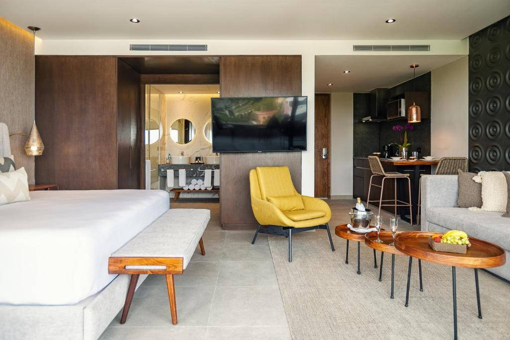 Residences At The Fives Oceanfront (Puerto Morelos)