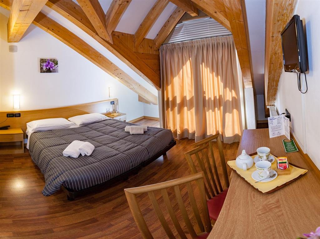 6denní velikonoční zájezd (denní přejezd) s polopenzí a skipasem – hotel Orsa Maggiore
