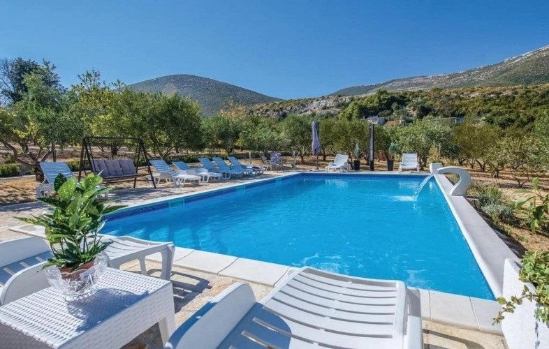 Villa Jelena (Kaštel Novi)