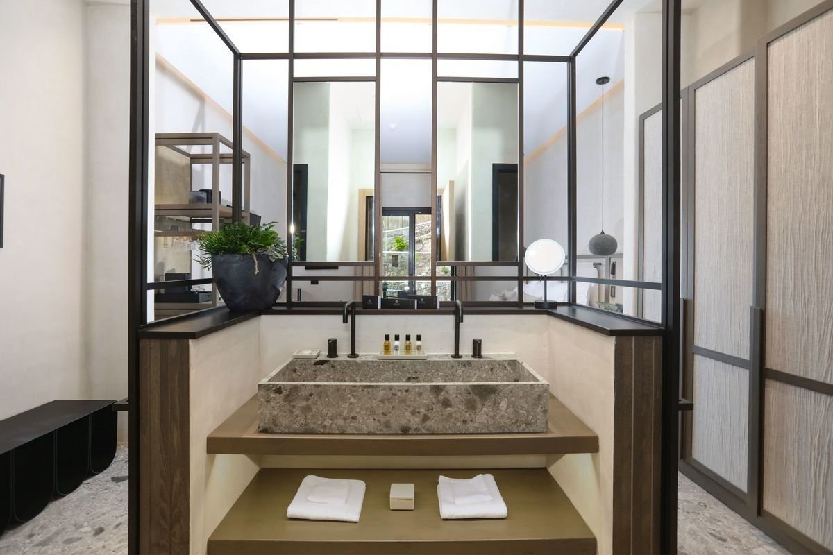 Aeonic Suites & Spa