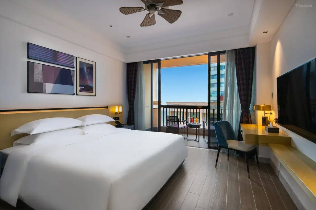 Golden Phoenix Seaview Hotel