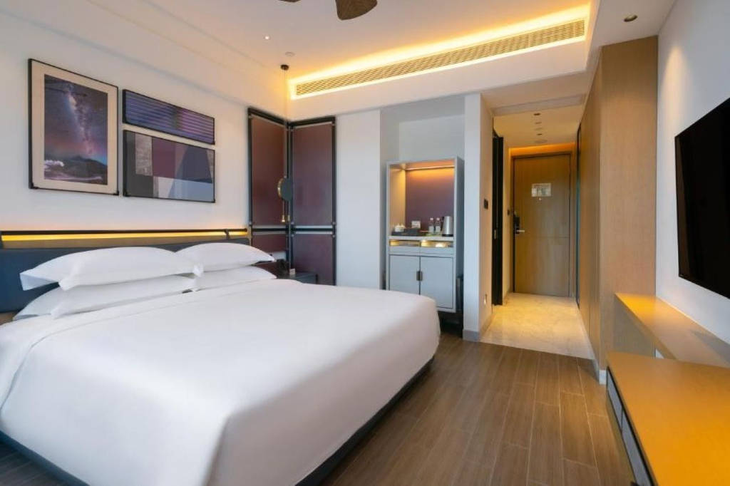 Golden Phoenix Seaview Hotel