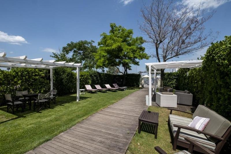 Le Rose Suite