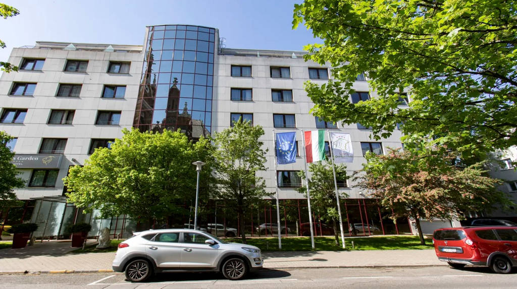 Lions Garden Hotel
